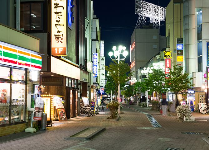 夜の松本駅前繁華街の写真。